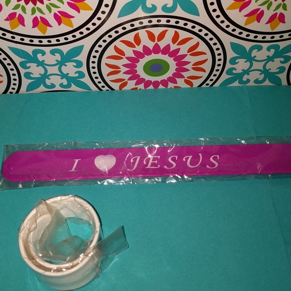 "I ♥️ JESUS" text printed- Snap-Cuff Bracelet - Picture 8 of 9
